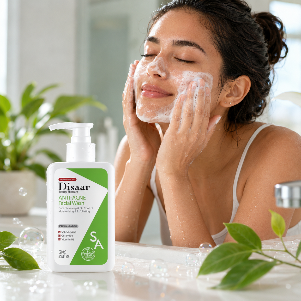 Mujer aplicándose Disaar Jabón Limpiador Facial Anti-Acné, espuma limpiadora en el rostro